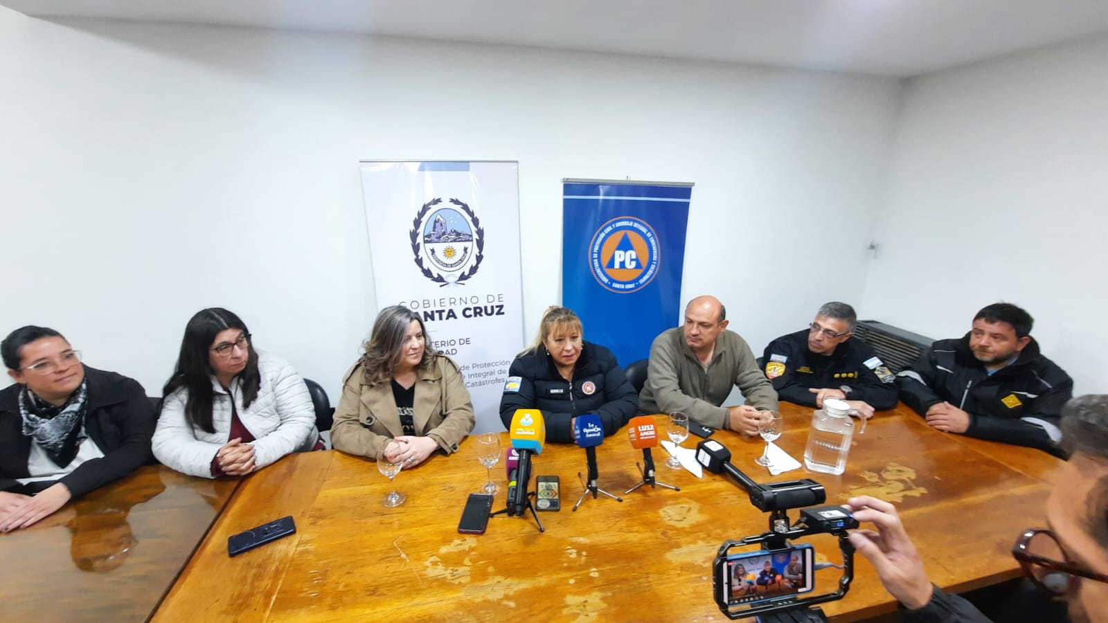  Secretaria de Gestión Administrativa del Consejo Provincial de Educación, Sonia Rodríguez; Ministra de Salud y Ambiente Maria Lorena Ross, subsecretaria de Protección Civil, Abordaje Integral de Emergencias y Catástrofes, Sandra Gordillo; presidente de Vialidad Provincial Julio Bujer; superintendente de Bomberos Claduio Castro. FOTO: JOSÉ SILVA / LA OPINIÓN AUSTRAL.