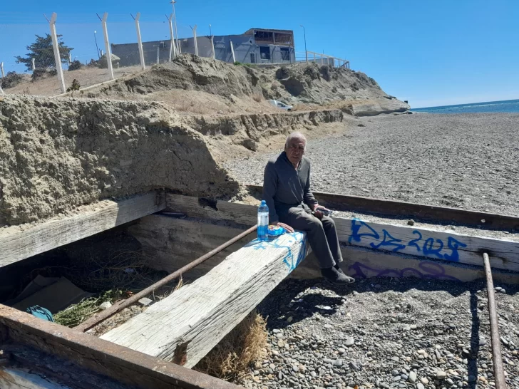  Fue marinero, camionero y cocinero rural. Nació en Santa Cruz y trabajó toda su vida. Hoy duerme a la intemperie, con una jubilación mínima.Foto: Tamara Moreno/La Opinión Austral.