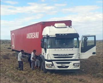 Un camionero despistó en la Ruta Nacional N°3 a causa de la deformación de la calzada y debió ser asistido