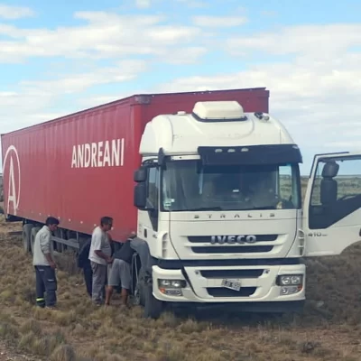 Un camionero despistó en la Ruta Nacional N°3 a causa de la deformación de la calzada y debió ser asistido Un camionero despistó en la Ruta Nacional N°3 a causa de la deformación de la calzada y debió ser asistido