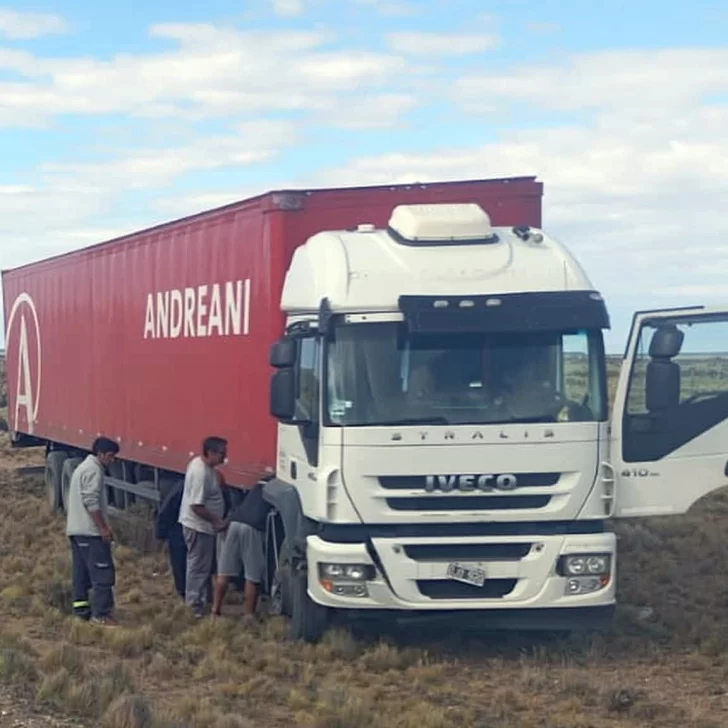 Un camionero despistó en la Ruta Nacional N°3 a causa de la deformación de la calzada y debió ser asistido