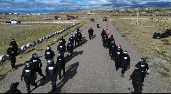  Entre las instituciones confirmadas se encuentran las comisarías Primera y Segunda de Las Heras, la División de Investigaciones, Bomberos U.B.11 y Bomberos Voluntarios, la División Gabinete Criminalístico, la División Canes de Pico Truncado, la Unidad Operativa Caminera Zona Norte, la Guardia de Infantería de Caleta Olivia, el Grupo de Operaciones Motorizadas, la División Fuerzas Especiales Zona Norte y la División de Operaciones Rurales de Perito Moreno.