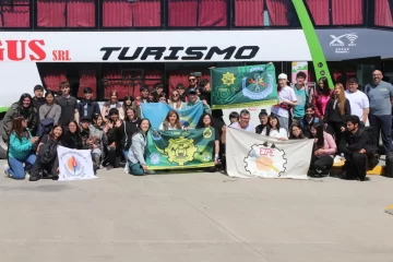 Estudiantes de Santa Cruz viajaron a planta automotriz y fueron despedidos por Iris Rasgido y AMET