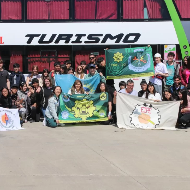 Estudiantes de Santa Cruz viajaron a planta automotriz y fueron despedidos por Iris Rasgido y AMET