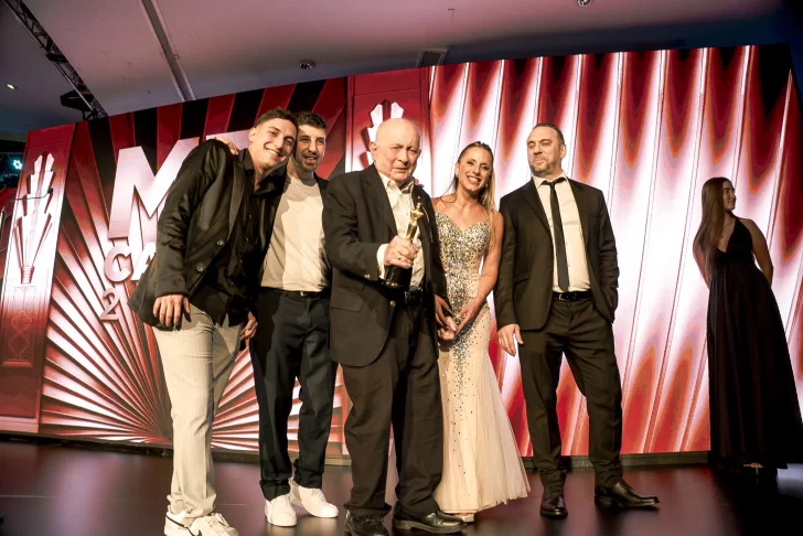  Los productores Martín Cividino y Adrián Sánchez, Chiche Gelblung y los conductores Sofía Monachelli y Ernesto Hadida.