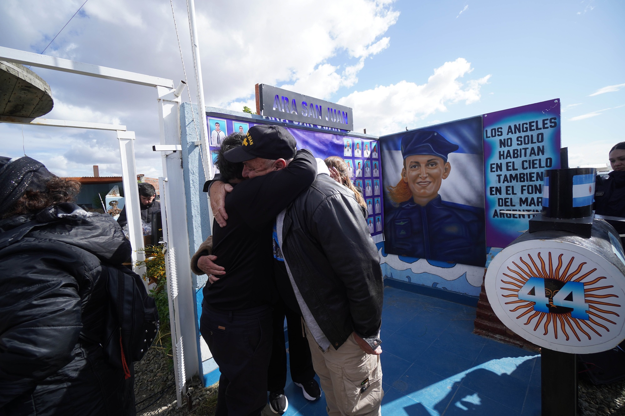 Tras el descubrimiento del mural, Víctor Burgos se abraza con Carlos Mendoza. FOTO: LEANDRO FRANCO/ LA OPINIÓN AUSTRAL