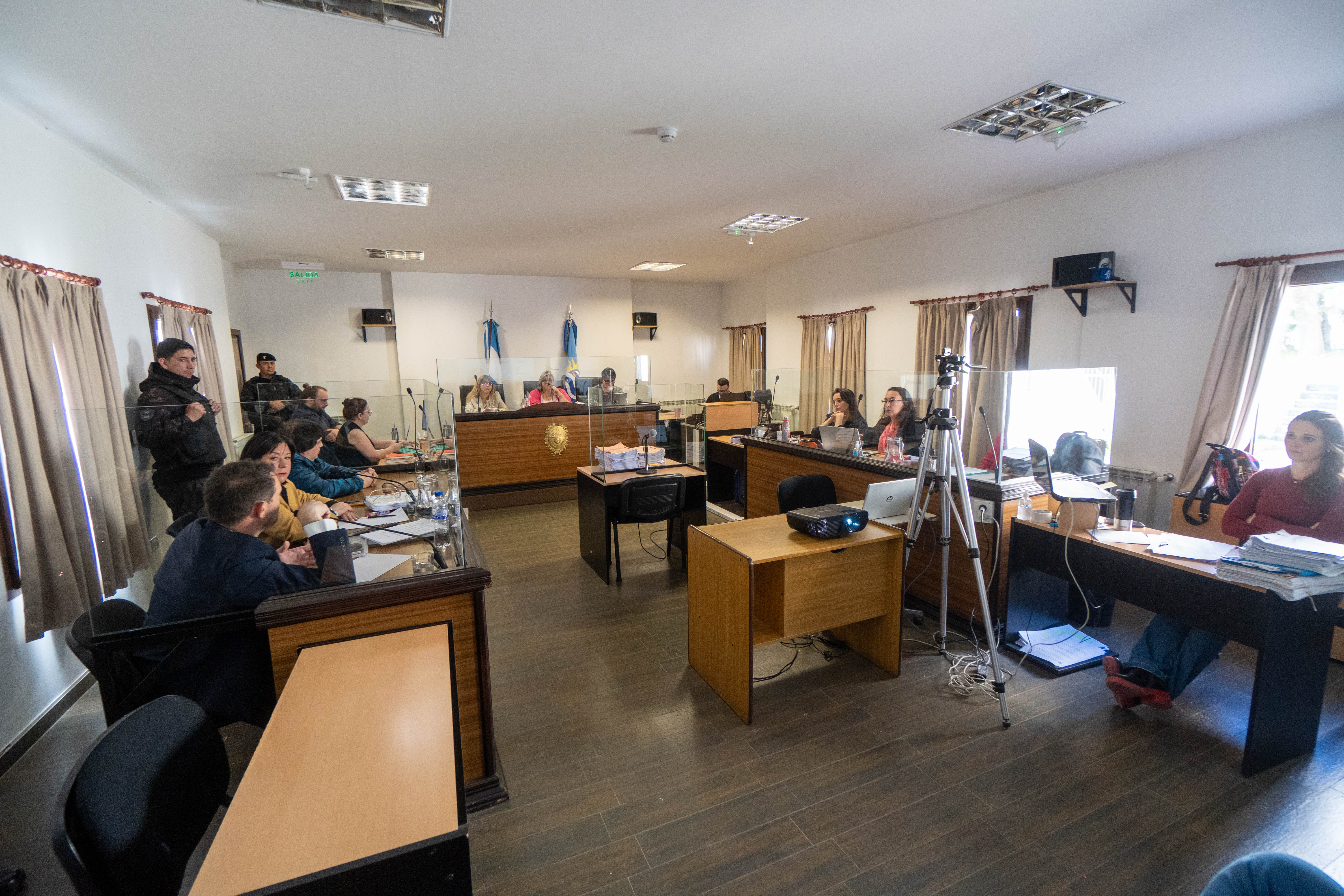  La sala en silencio mientras se escuchaba el audio. FOTO: LEANDRO FRANCO/ LA OPINIÓN AUSTRAL