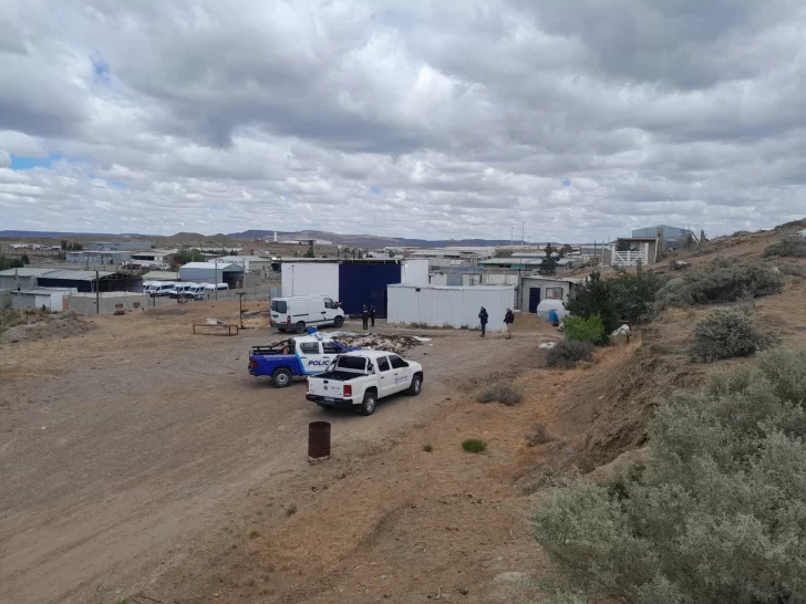  El allanamiento de ayer en el barrio Industrial. FOTO: TAMARA MORENO/LA OPINIÓN AUSTRAL.