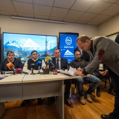 Claudio Vidal adjudicará las áreas cedidas por YPF a Santa Cruz este 18 de noviembre Claudio Vidal adjudicará las áreas cedidas por YPF a Santa Cruz este 18 de noviembre