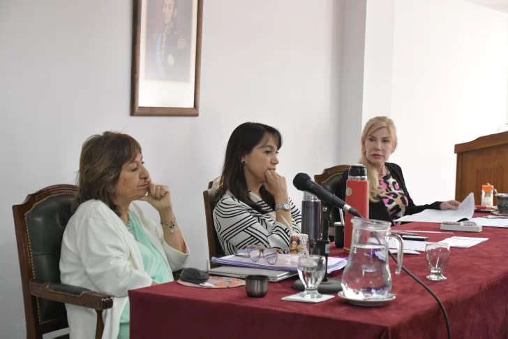  Reneé Fernández encabezó el escrutinio junto a las vocales del Tribunal Superior de Justicia Paula Ludueña y Alicia de los Ángeles Mercau. FOTO: JUAN PALACIOS / LA OPINIÓN AUSTRAL.