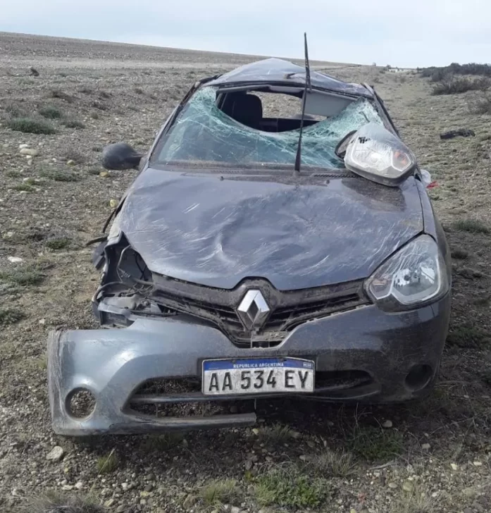  Así quedó el vehículo de la mujer que volcó y fue auxiliada por Vidal. Foto: Patagonia Nexo.