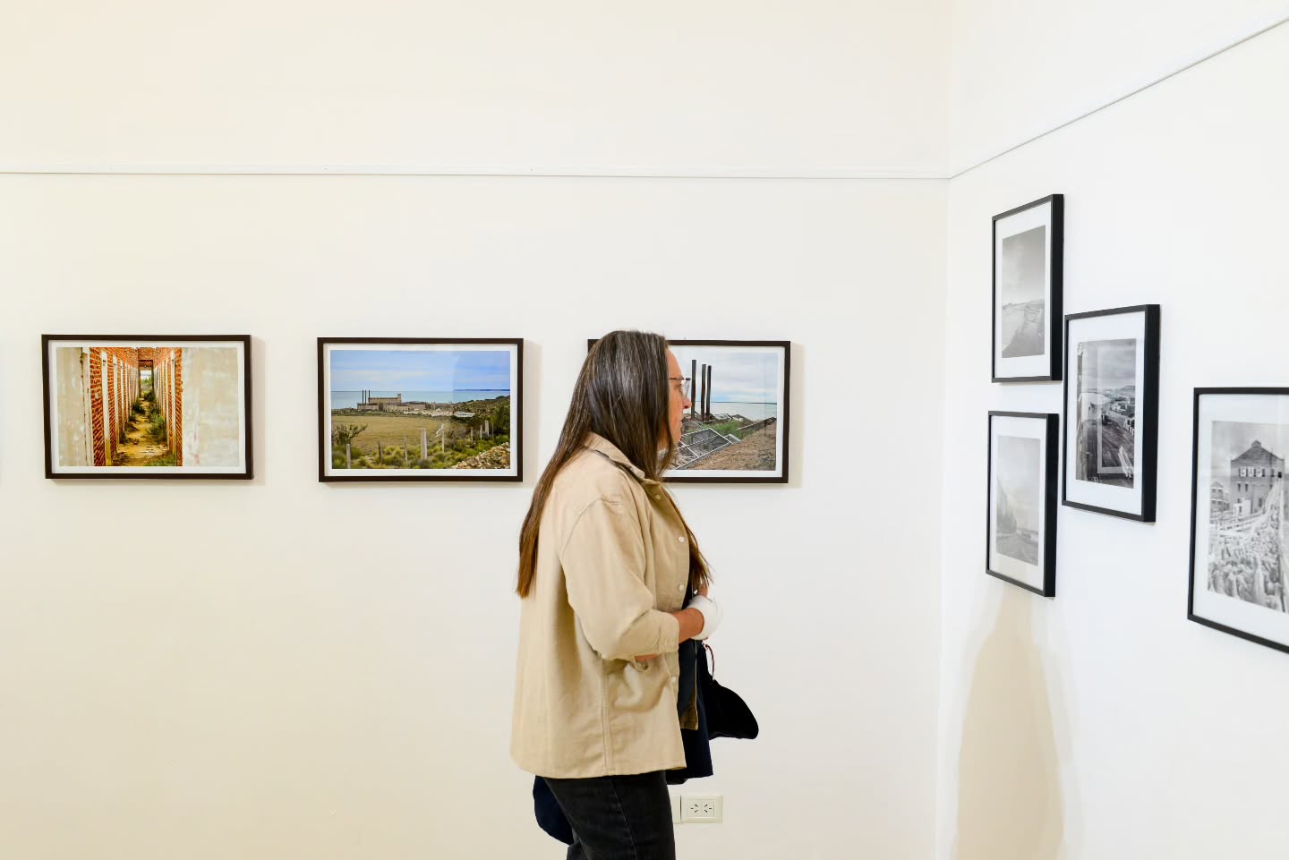  Las fotografías de Berta Giménez, a la izquierda, y de Annemarie Heinrich, a la derecha, en el Centro Cultural de El Calafate.