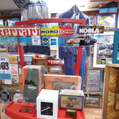 “Mateando con Carlos”. Minky y su Mini Museo: reliquias, anécdotas y la obsesión por conservar el automovilismo