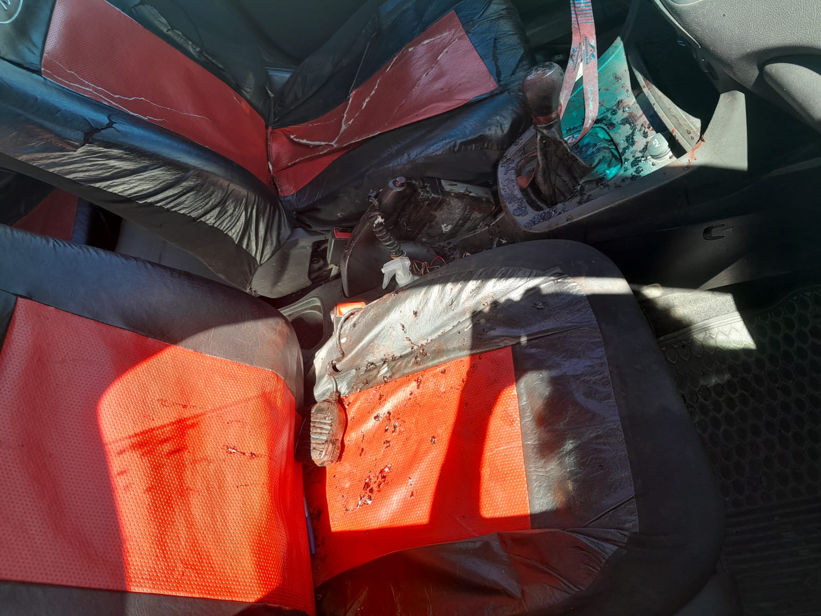  Cómo quedó manchado de sangre el interior del auto. FOTO: TAMARA MORENO/LA OPINIÓN AUSTRAL.