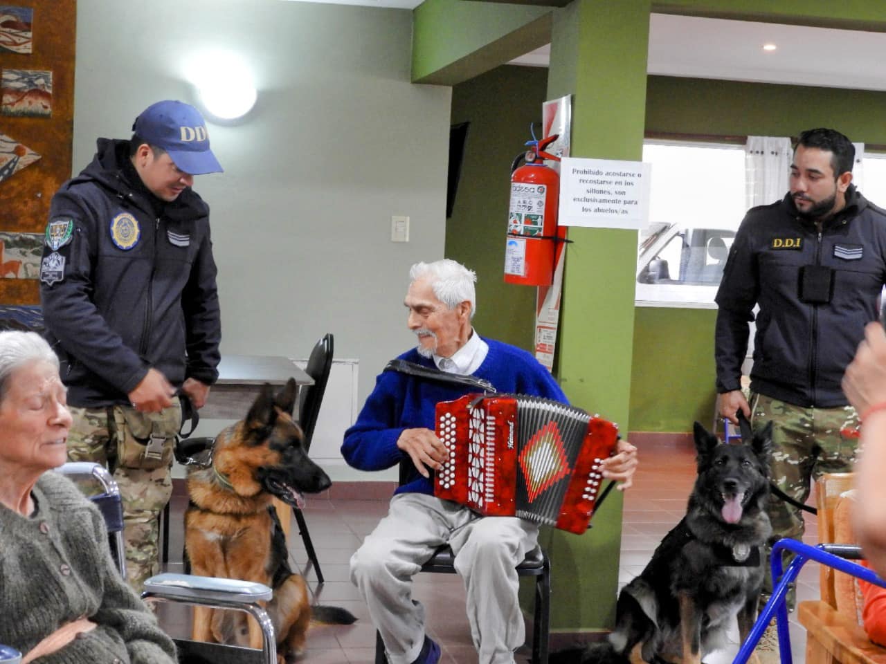  En el Día del Animal, el equipo de la Sección Canes, acompañados de los perros detectores 