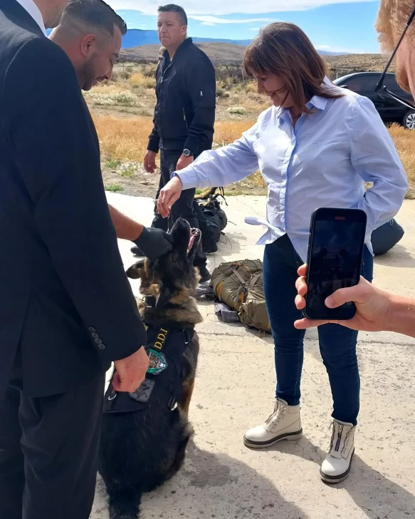  La ministra de Seguridad de Nación, Patricia Bullrich, felicitando a 