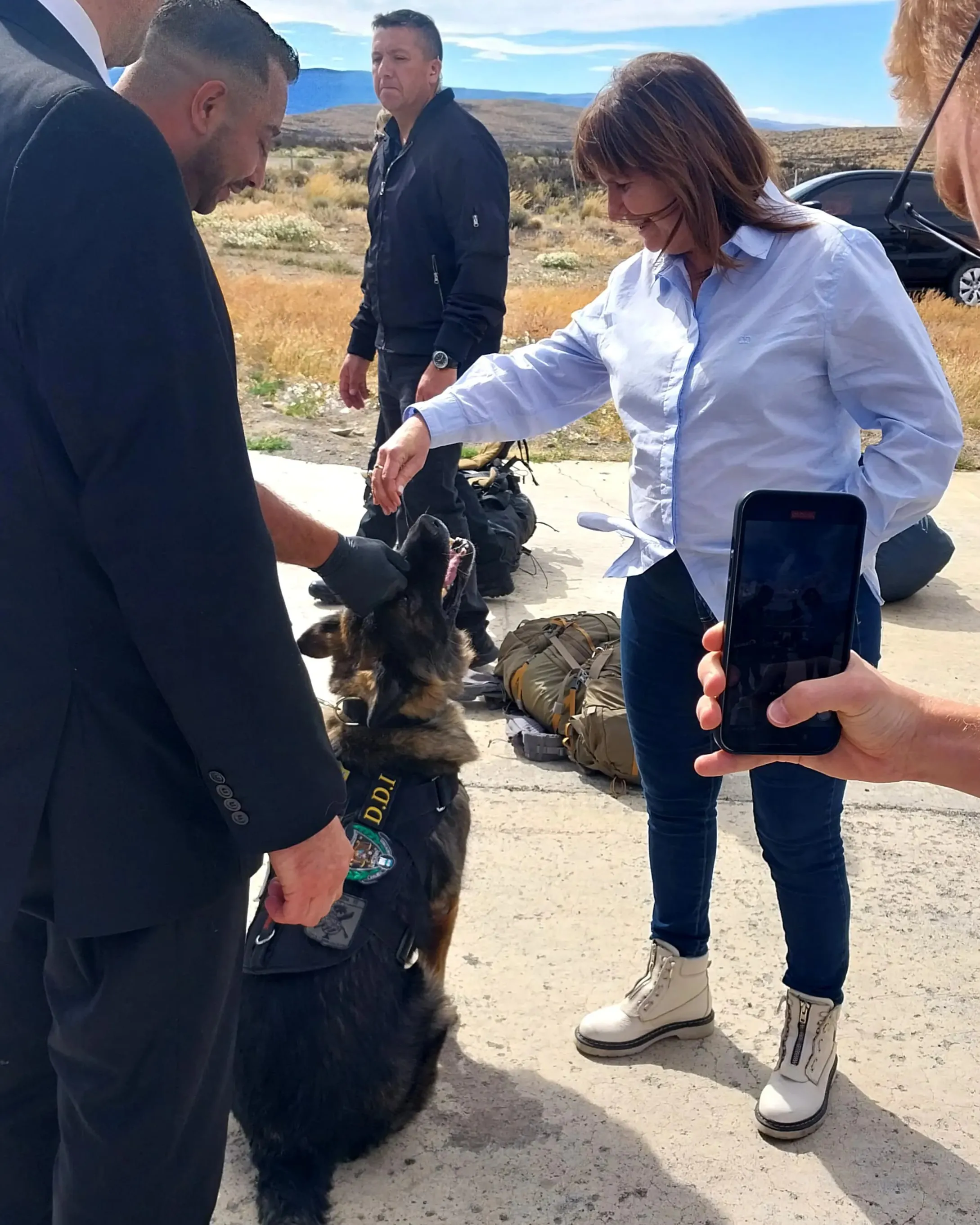  La ministra de Seguridad de Nación, Patricia Bullrich, felicitando a 