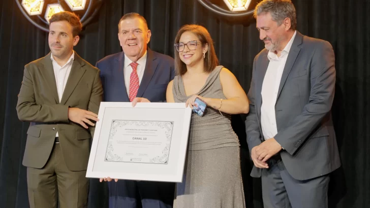  Reconocimiento del municipio. Francisco Taverna, secretario de Cultura de Mar del Plata; Guillermo Montenegro, Intendente Municipal; Natalia Olmos, directora de Medios de Grupo Crónica; y Bernardo Martín, presidente del EMTURYC.