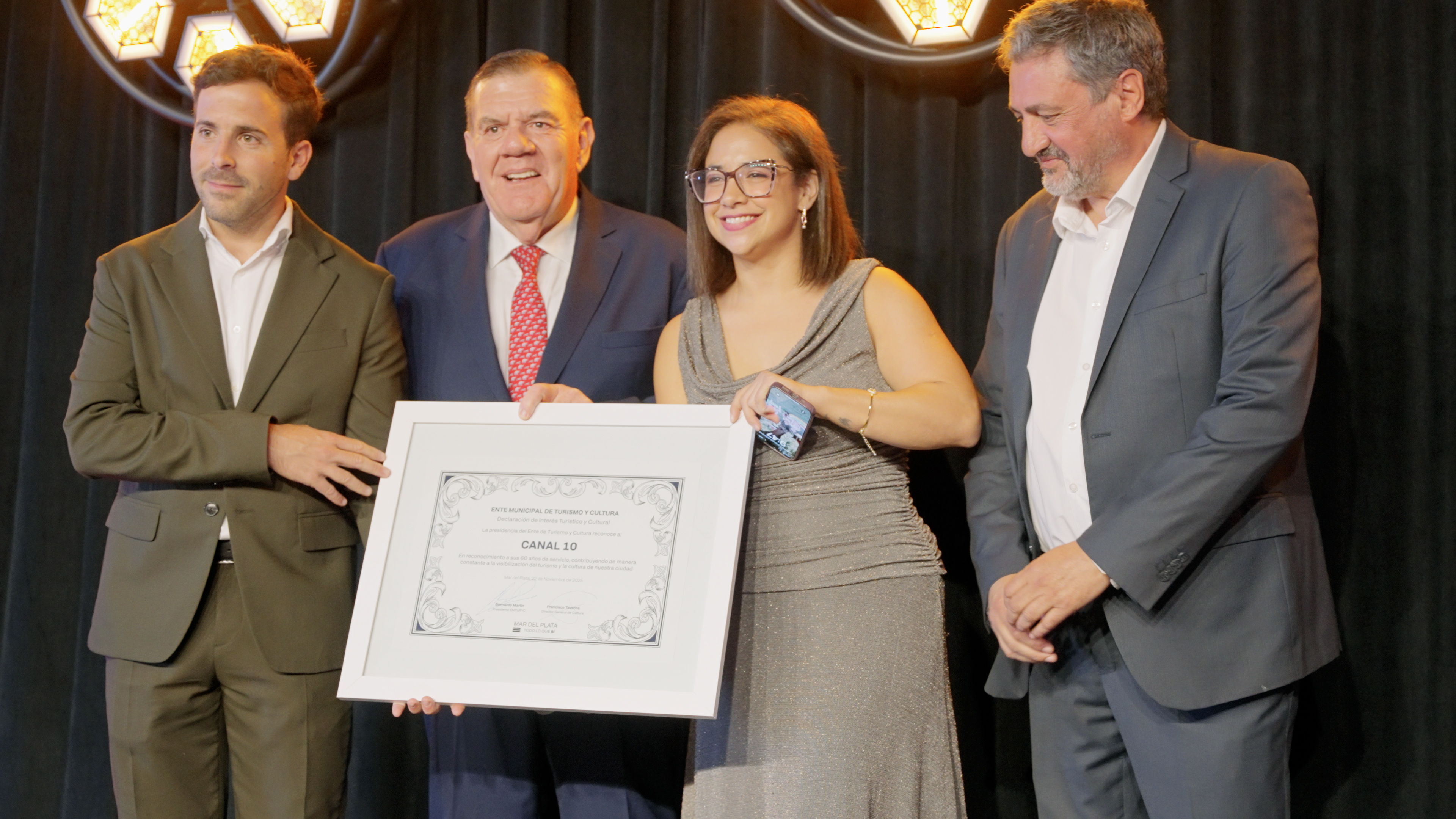  Reconocimiento del municipio. Francisco Taverna, secretario de Cultura de Mar del Plata; Guillermo Montenegro, Intendente Municipal; Natalia Olmos, directora de Medios de Grupo Crónica; y Bernardo Martín, presidente del EMTURYC.