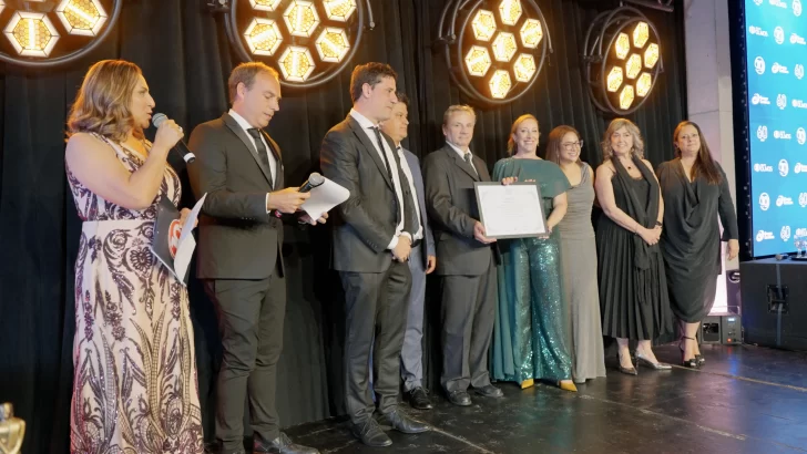  Reconocimiento de la Cámara de Diputados provincial. Los conductores Mariana Gerez y Germán Lagrasta; Diego Garciarena, diputado provincial; Martín Fernando Fruttero, Gerente Comercial; Gabriel Torres, Gerente Técnico; María Eugenia Perales, directora de RRII y Gestión Ejecutiva; Natalia Olmos, directora de Medios de Grupo Crónica; Silvia Garat, Gerenta de Programación; y Mariangeles García.