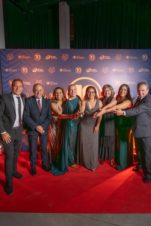  Germán Lagastra, Gerente de Noticias; Hugo Ferrer, director de Grupo Crónica, Mariana Gerez, conductora; María Eugenia Perales, directora de RRII y Gestión Ejecutiva; Natalia Olmos, directora de Medios de Grupo Crónica; Silvia Garat, gerente de Programación; Florencia Palmieri, productora; y Gabriel Torres, Gerente Técnico. Todos juntos con el Martín Fierro Federal, el reconocimiento de APTRA por los 60 años del canal.
