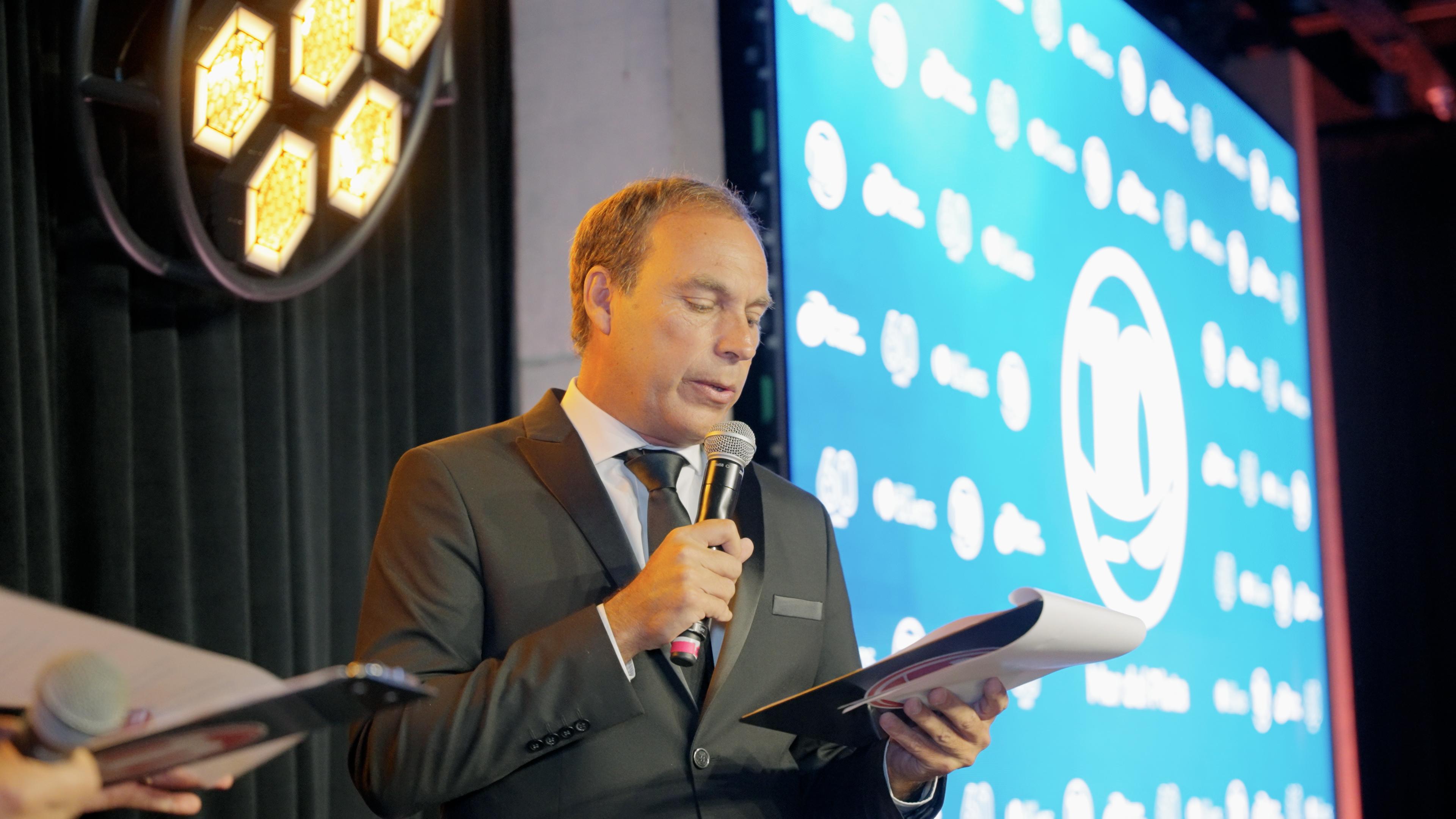  Germán Lagrasta, Gerente Noticias de Canal 10, fue uno de los conductores de la fiesta, junto a Mariana Gerez. La otra pareja, fue Laura Desuá y Javier Germinario.