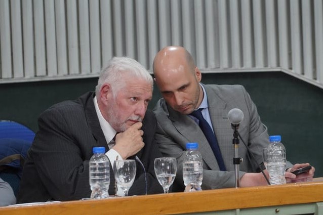  Fernando Basanta (derecha) junto a su abogado, el exjuez Federal, Alejandro Ruggero. (Foto: Leandro Franco/La Opinión Austral).