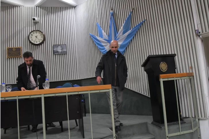 El vocal Basanta retirándose del recinto. (Foto: José Silva/La Opinión Austral).