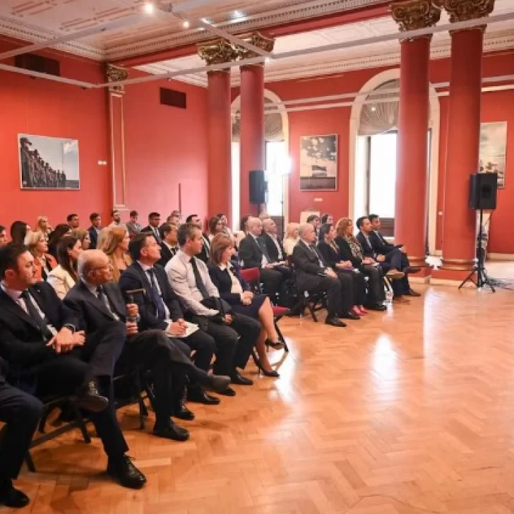 Jairo Guzmán en Casa Rosada: “La reunión trató sobre cómo se va a organizar el trabajo parlamentario el año que viene” Jairo Guzmán en Casa Rosada: “La reunión trató sobre cómo se va a organizar el trabajo parlamentario el año que viene”