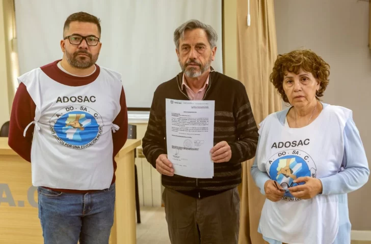  La comisión directiva de ADOSAC muestra la convocatoria a paritaria para el martes próximo.