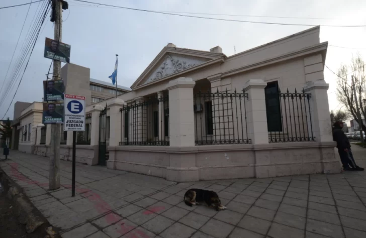  Uno de los hombres fue afirmado al portón perimetral del Juzgado Federal. FOTO: JOSÉ SILVA/LA OPINIÓN AUSTRAL