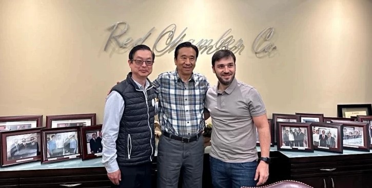  La convicción de que los nuevos permisos eran para Red Chamber Argentina, fue la base de la polémica actual. En la imagen Torres junto al presidente de la empresa estadounidense en 2023.