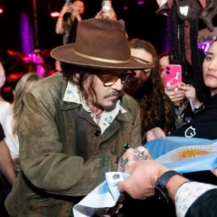 Johnny Depp revolucionó Buenos Aires: fans lo esperan bajo la lluvia mientras se exhibe la avant premiere de Modigliani