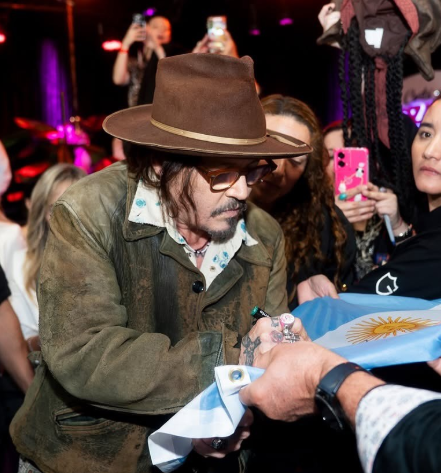 Johnny Depp revolucionó Buenos Aires: fans lo esperan bajo la lluvia mientras se exhibe la avant premiere de Modigliani