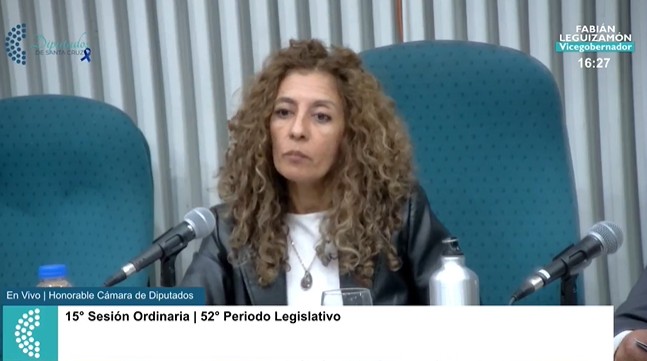  Momento en el que la diputada Adriana Nieto pide que el proyecto 561 regrese a comisiones.