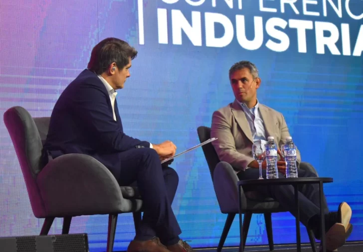  El presidente de la Cámara Martín Menem, junto al periodista Guillermo Andino. (Foto: Camila Ferrer Pose/La Opinión AUSTRAL).