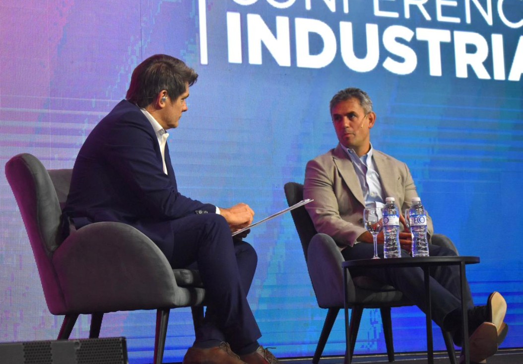  El presidente de la Cámara Martín Menem, junto al periodista Guillermo Andino. (Foto: Camila Ferrer Pose/La Opinión AUSTRAL).