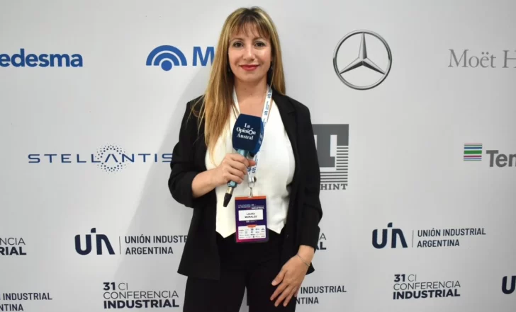  Laura Morales, periodista del Grupo La Opinión Austral, en la cobertura del evento fabril. (Foto: Camila Ferrer Pose/La Opinión Austral).