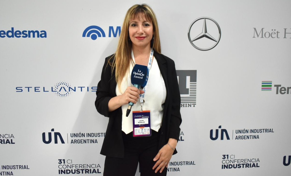  Laura Morales, periodista del Grupo La Opinión Austral, en la cobertura del evento fabril. (Foto: Camila Ferrer Pose/La Opinión Austral).