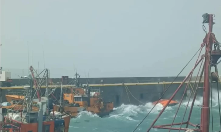 Se hundieron tres barcos en Caleta Paula por los fuertes vientos que azotan Santa Cruz