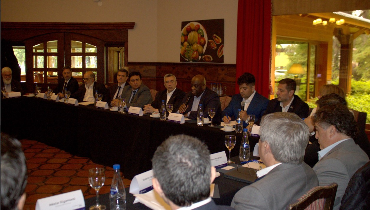  Como cierre de la jornada de trabajo, tuvo lugar un conversatorio abierto entre empresarios, autoridades y representantes de las bolsas canadienses.