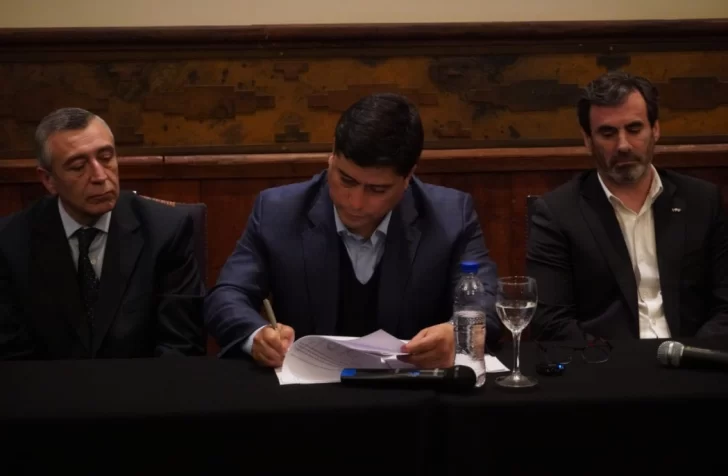  El gobernador Claudio Vidal firma el instrumento legal. (Foto: Leandro Franco/La Opinión Austral).