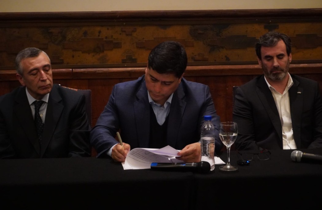  El gobernador Claudio Vidal firma el instrumento legal. (Foto: Leandro Franco/La Opinión Austral).