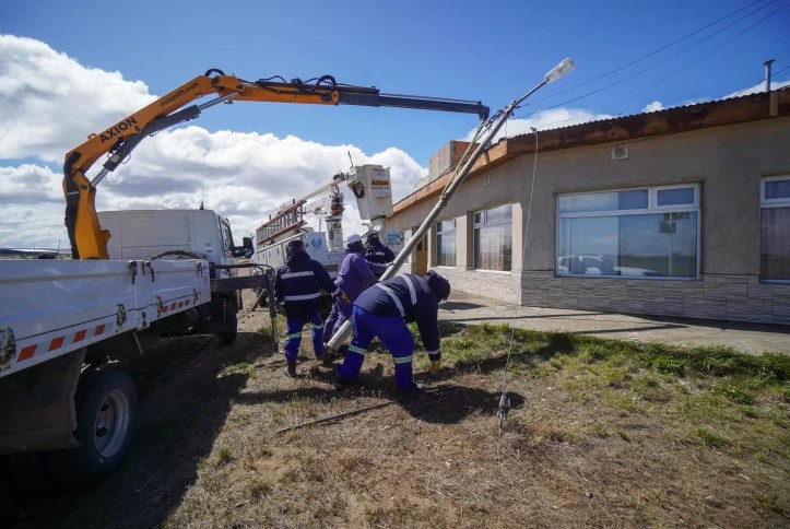  Personal de Servicios Públicos Sociedad del Estado trabajó en la colocación de un poste de madera que fue derribado por el viento en calles Don Eusebio Hilero y Néstor Osvaldo Forlón. FOTOS: LEANDRO FRANCO/ LA OPINIÓN AUSTRAL.