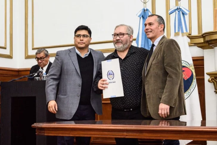  El flamante titular de la Agencia Santacruceña de Ingresos Públicos (ASIP), Cristian Andrés Brizic. En la foto, con Vidal y Álvarez.