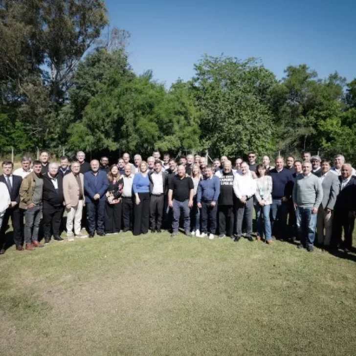 Dura advertencia de intendentes a Kicillof: “Sin endeudamiento, 80 municipios no podrán pagar los aguinaldos” Dura advertencia de intendentes a Kicillof: “Sin endeudamiento, 80 municipios no podrán pagar los aguinaldos”