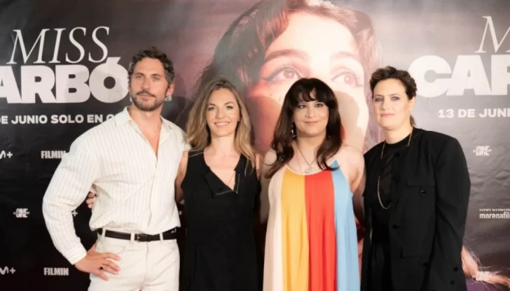  Carla junto a los protagonistas en el estreno de la película en en España en junio de este año.
