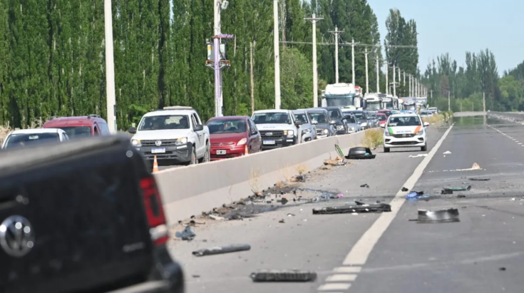  Escena del siniestro vial en el kilómetro 1204: peritos trabajan entre los vehículos calcinados para reconstruir la mecánica del choque.