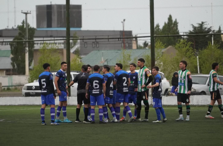  Tarde polémica en cancha del Albiverde. FOTO: LEANDRO FRANCO/LA OPINIÓN AUSTRAL