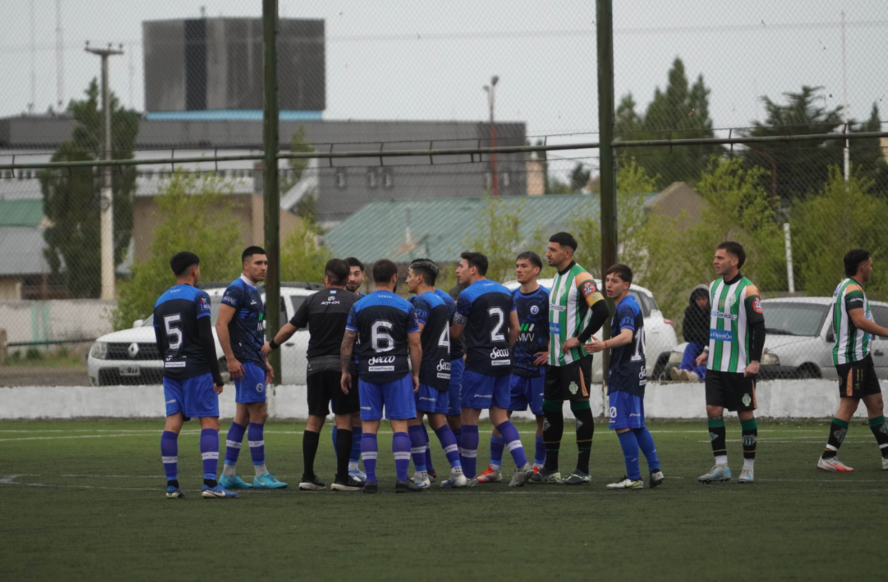  Tarde polémica en cancha del Albiverde. FOTO: LEANDRO FRANCO/LA OPINIÓN AUSTRAL